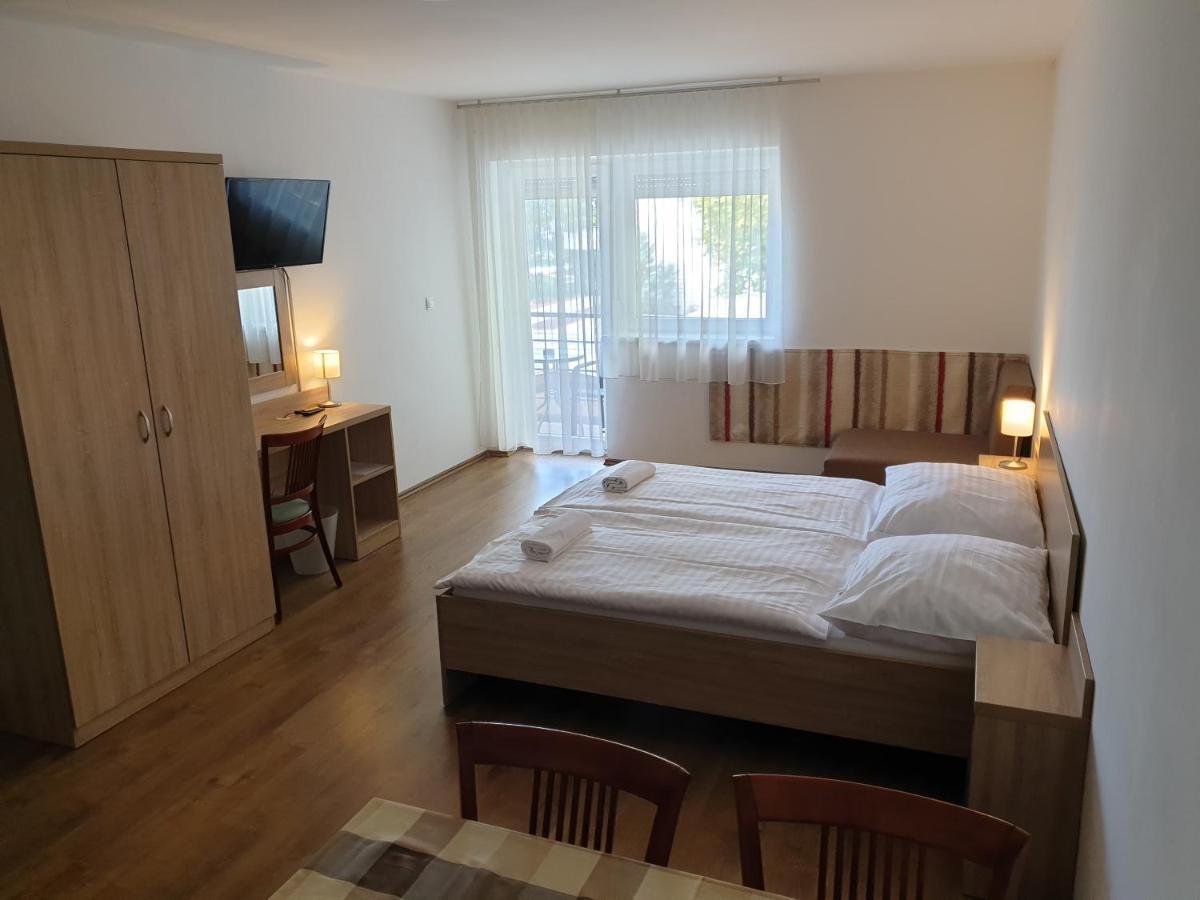 Ádám Apartmanház Siófok Exterior foto