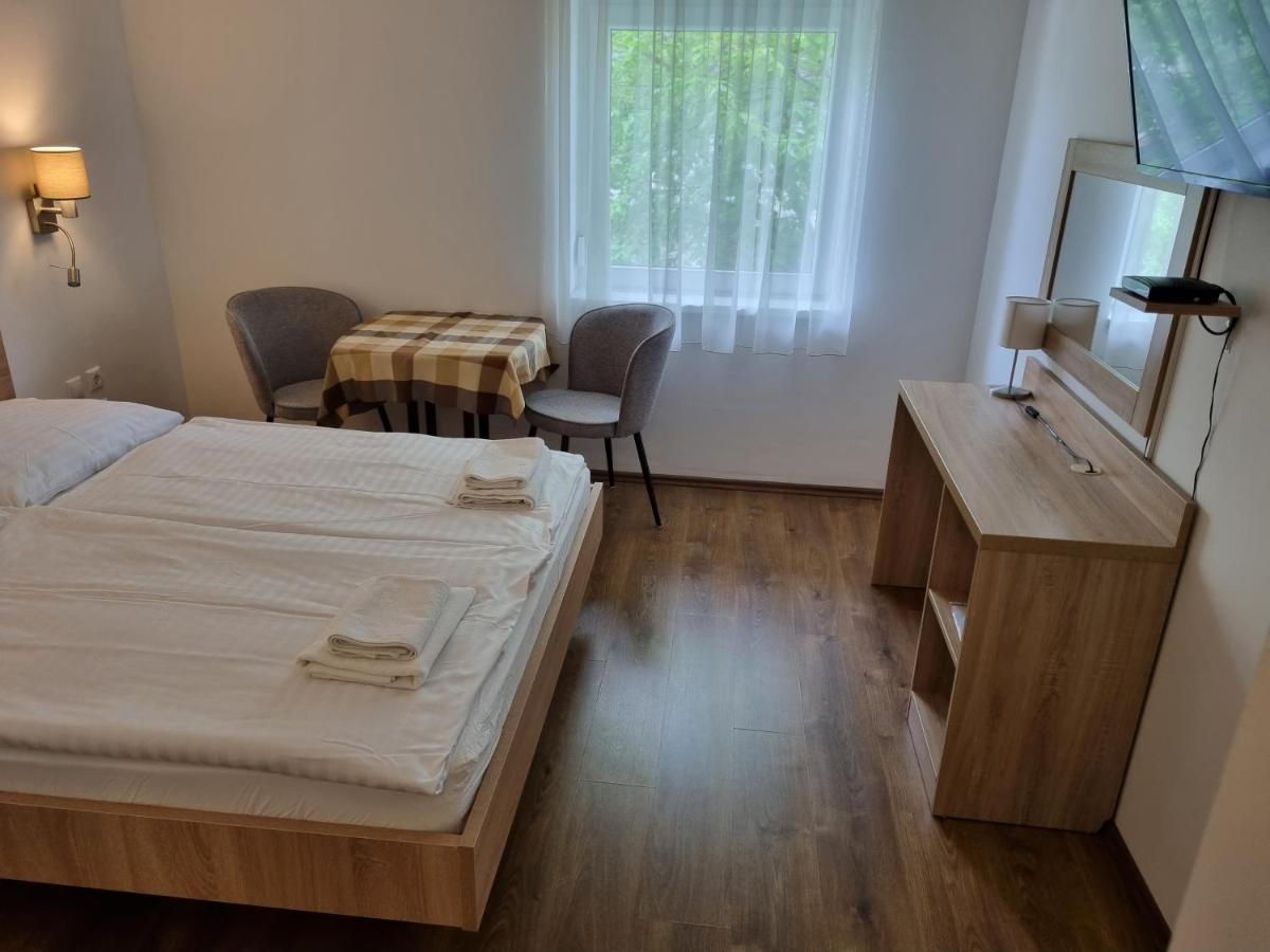 Ádám Apartmanház Siófok Habitación foto