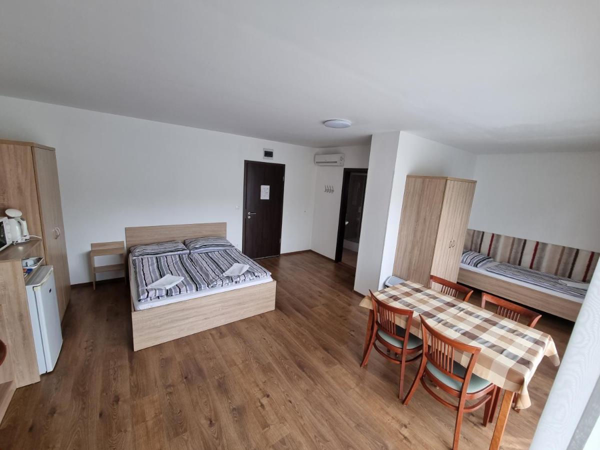 Ádám Apartmanház Siófok Habitación foto