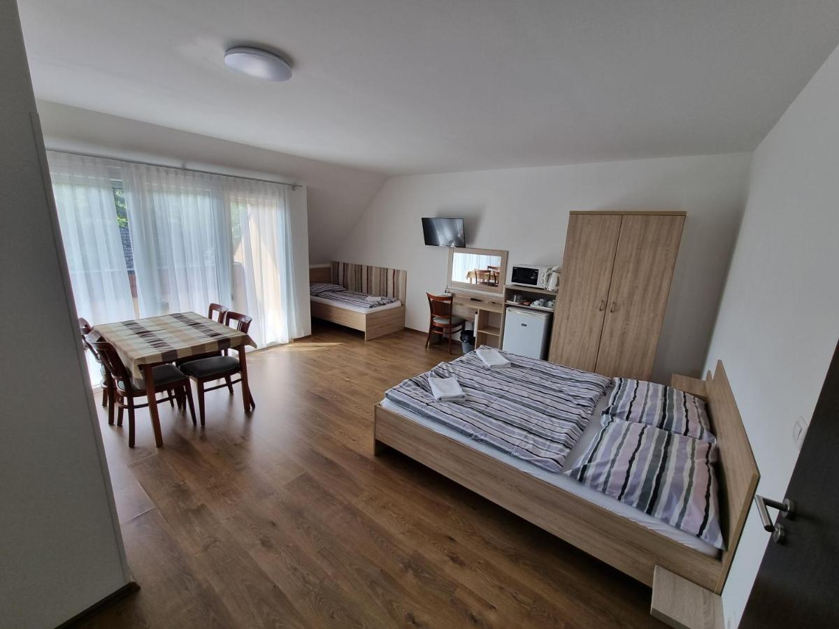 Ádám Apartmanház Siófok Exterior foto