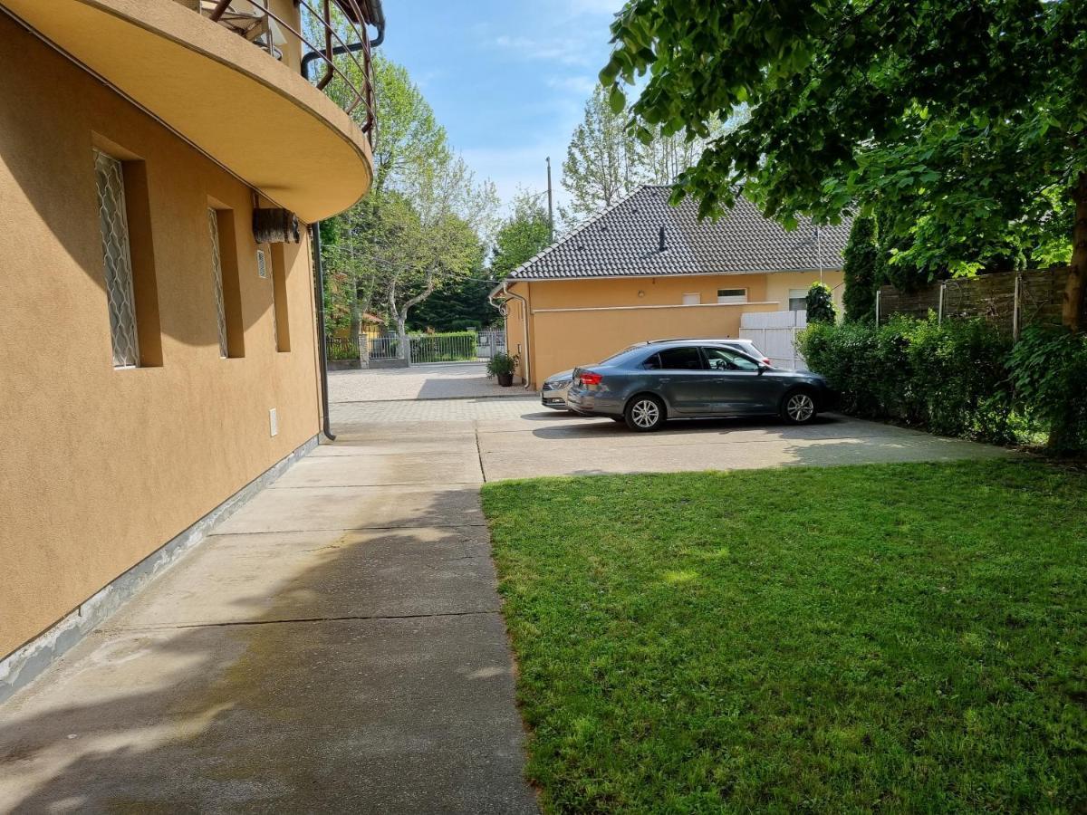 Ádám Apartmanház Siófok Exterior foto