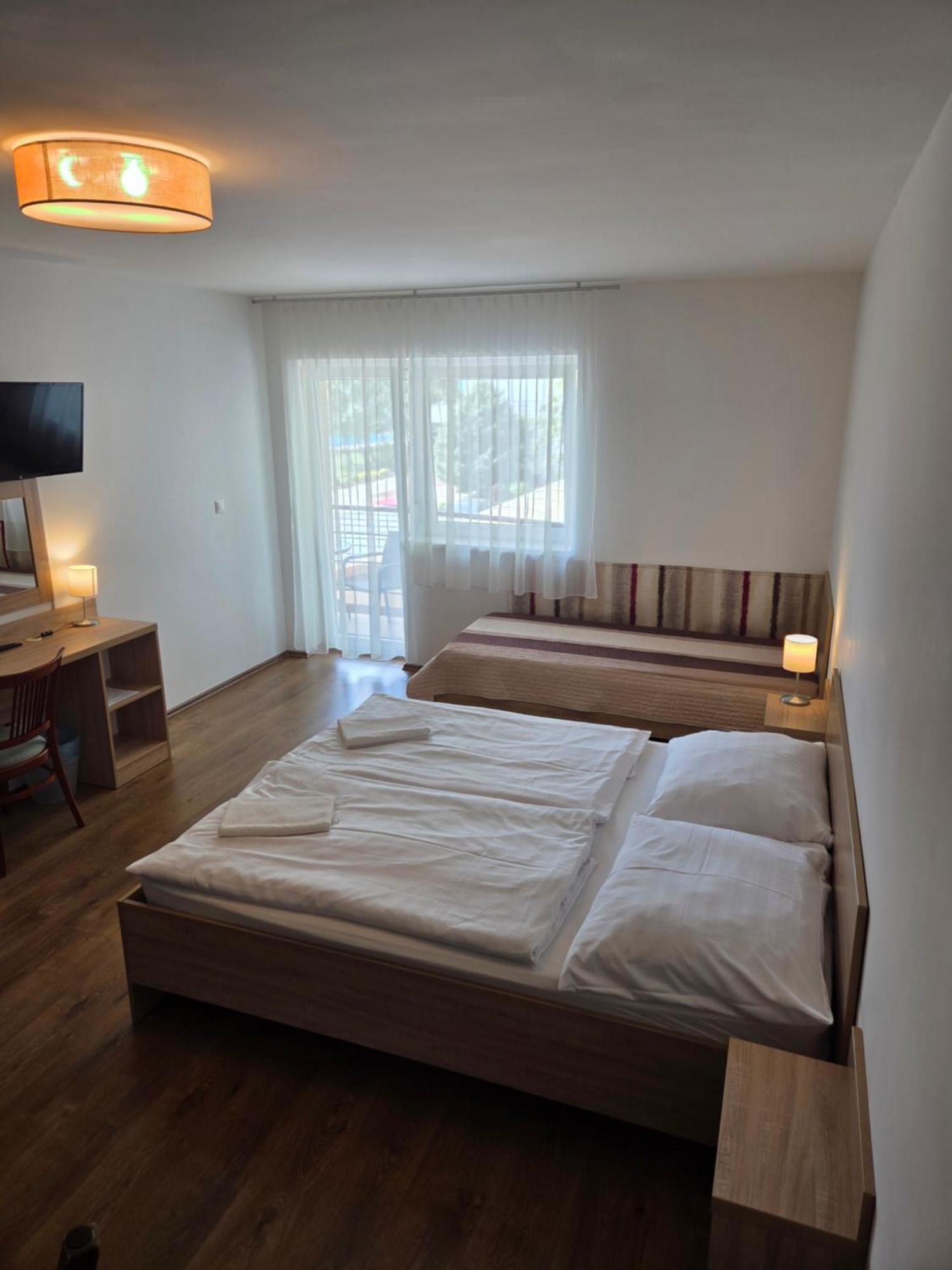 Ádám Apartmanház Siófok Exterior foto